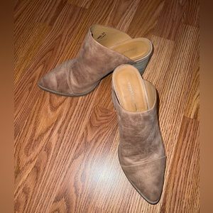 Nude suede mule